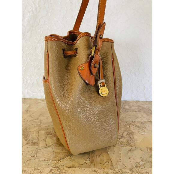 Rare Vtg Dooney and Bourke taupe AWL leather pebble bucket, duffle shoulder bag - Picture 4 of 9